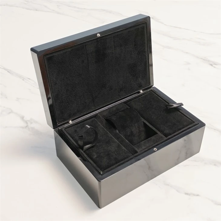 Luxurious Black Highlight Watch Box